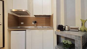 Micro-ondes, plaque de cuisson, cafetiĂšre/bouilloire, grille-pain