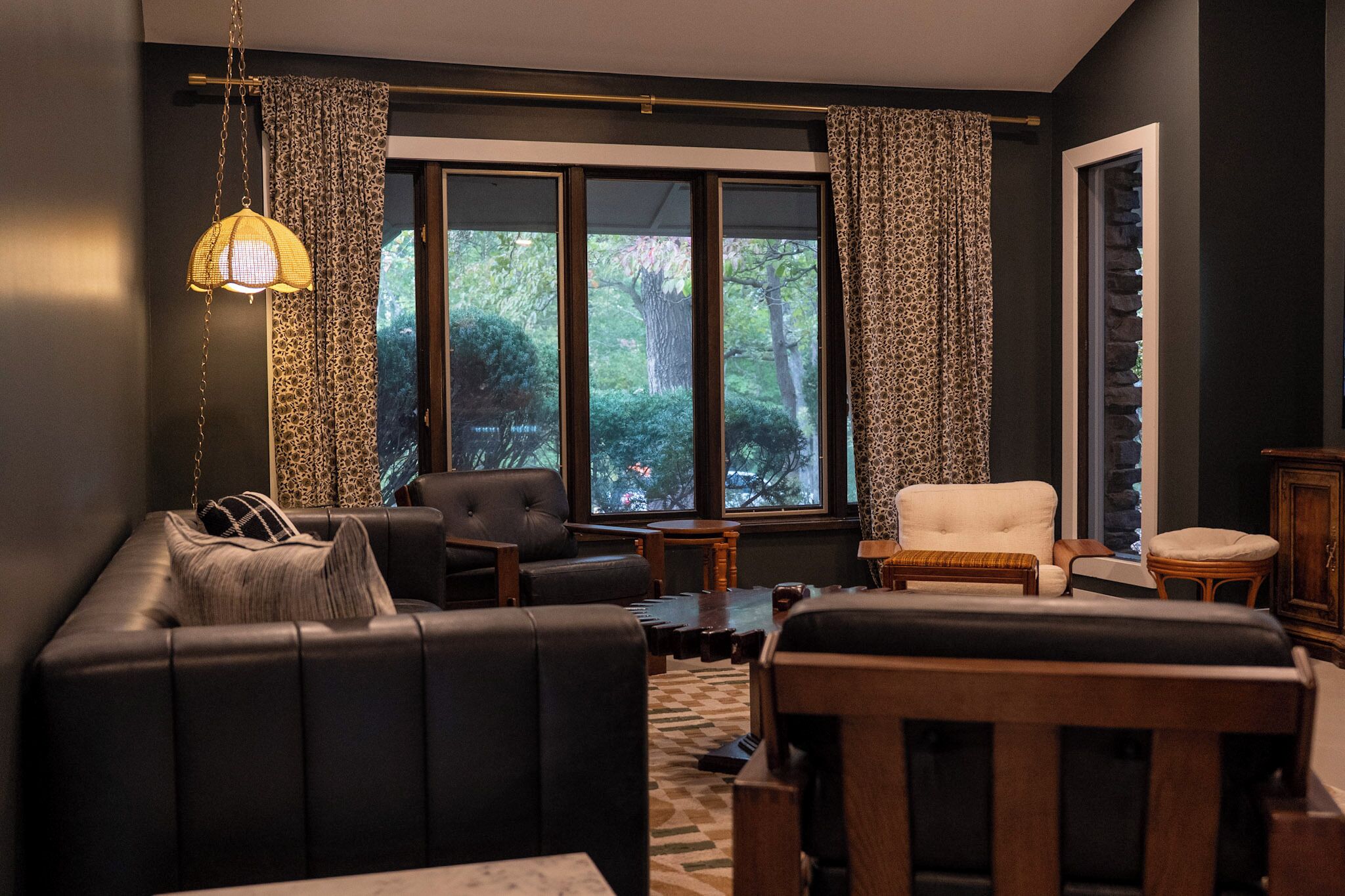 تلفزيون ذكي، مدفأة، كُتُب، ستيريو