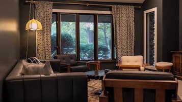 Smart TV, fireplace, books, stereo