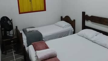 1 habitación, tabla de planchar con plancha, wifi y ropa de cama