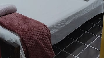 1 habitación, tabla de planchar con plancha, wifi y ropa de cama