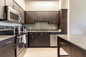 Réfrigérateur, tables à manger