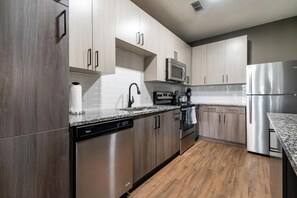 Réfrigérateur, table de salle à manger