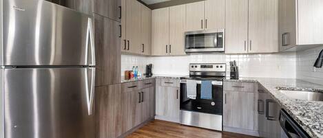 冷蔵庫、ダイニングテーブル