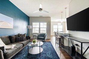 Smart TV - Landing | Spectacular 2BD, Courtyard, Pool (Melbourne)