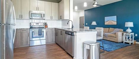 Jääkaappi, ruokailupöytä