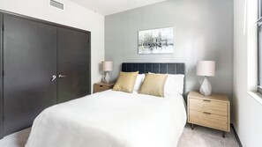 2 室のベッドルーム、デスク、アイロン / アイロン台、WiFi