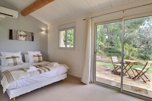 5 bedrooms, iron/ironing board, WiFi, bed sheets
