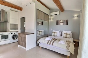 5 bedrooms, iron/ironing board, WiFi, bed sheets