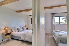 5 bedrooms, iron/ironing board, WiFi, bed sheets