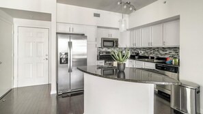 Kühlschrank, Esstisch