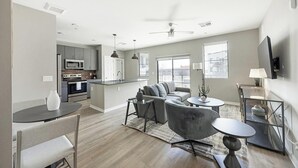 Un apartamento moderno con cocina, comedor y sala de estar.