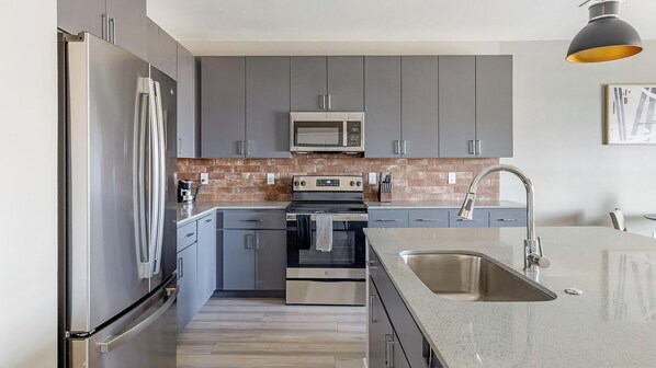 Refrigerador y comedor 