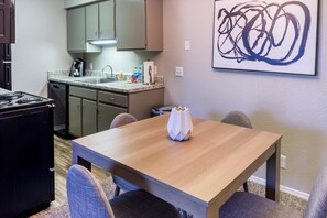 Réfrigérateur, table de salle à manger