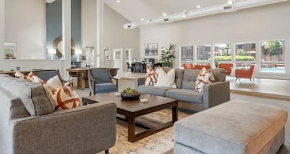 Landing | Beautiful 1BD, Clubhouse, Pool