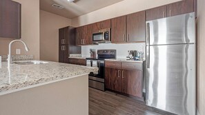 Geladeira, mesas de jantar