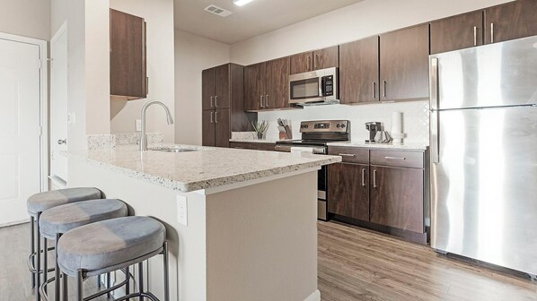 Réfrigérateur, tables à manger