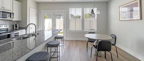 Réfrigérateur, table de salle à manger