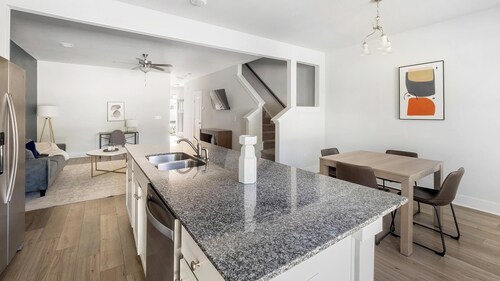 Landing | Spectacular 3BD, Yoga Studio, Gym