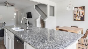 Refrigerador, mesa de comedor