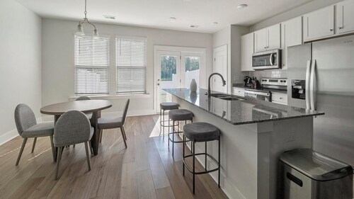 Landing | Modern 3BD, Yoga Studio, Gym