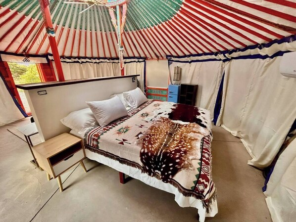 1 bedroom, bed sheets