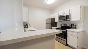 Køleskab, spisebord