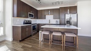 Kjøleskap og spisebord