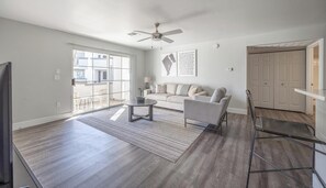 Smart TV - Landing | Chic 2BD, Pool, Gym (Phoenix)