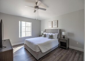 2 bedrooms, desk, iron/ironing board, WiFi - Landing | Chic 2BD, Pool, Gym (Phoenix)