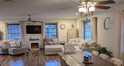 Spacious Six Bedroom House in Charming Pella