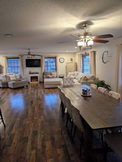 Spacious Six Bedroom House in Charming Pella