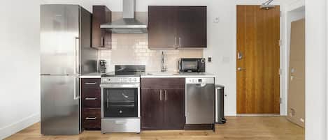 冷蔵庫、ダイニングテーブル