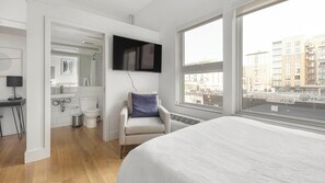 Työpöytä, silitysrauta/-lauta, Wi-Fi, vuodevaatteet