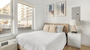 Escritorio, tabla de planchar con plancha, wifi y ropa de cama 