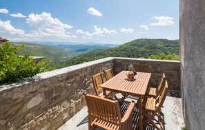 Outdoor dining - Nice home in Oprtalj with house a panoramic view (Oprtalj)