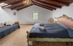 2 bedrooms, iron/ironing board, free WiFi