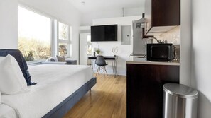 Työpöytä, silitysrauta/-lauta, Wi-Fi, vuodevaatteet