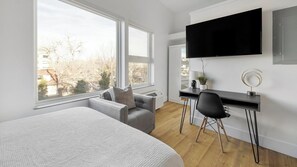 Desk, iron/ironing board, WiFi, bed sheets