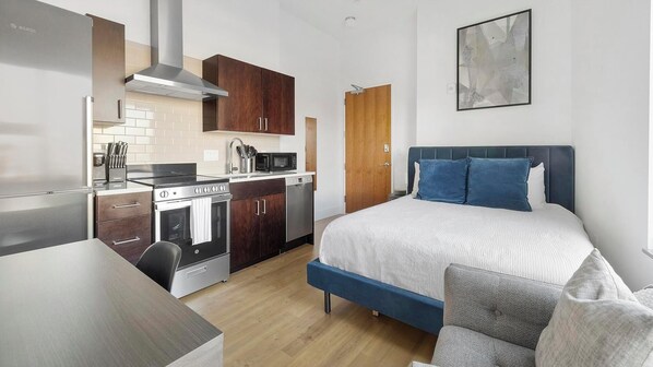 Desk, iron/ironing board, WiFi, bed sheets