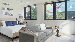 Escritorio, tabla de planchar con plancha, wifi y ropa de cama 