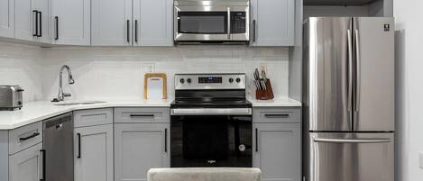 Køleskab, spisebord