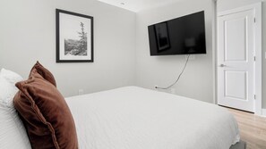 Desk, iron/ironing board, WiFi, bed sheets
