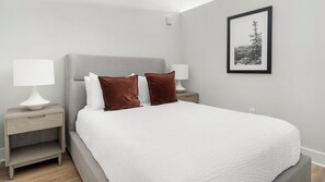 Escritorio, tabla de planchar con plancha, wifi y ropa de cama 