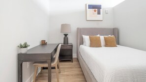 Escritorio, tabla de planchar con plancha, wifi y ropa de cama 