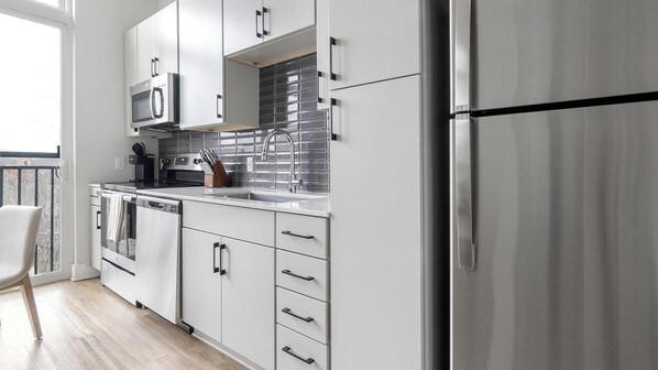 Jääkaappi, ruokailupöytä