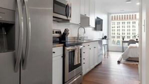 Réfrigérateur, tables à manger