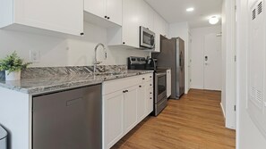 Réfrigérateur, tables à manger