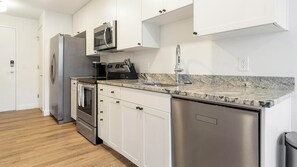 Frigorifero, tavolo da pranzo