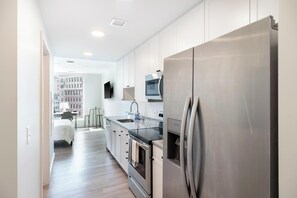 Kylskåp och matbord